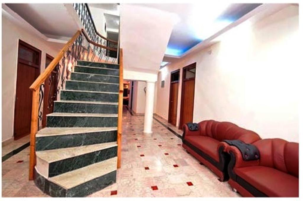 Ranikhet Grand Hotel Buitenkant foto